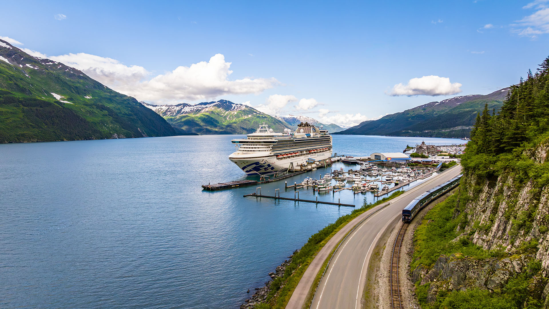 Lorsque vous choisissez la meilleure croisière en Alaska pour votre famille, la taille du navire compte