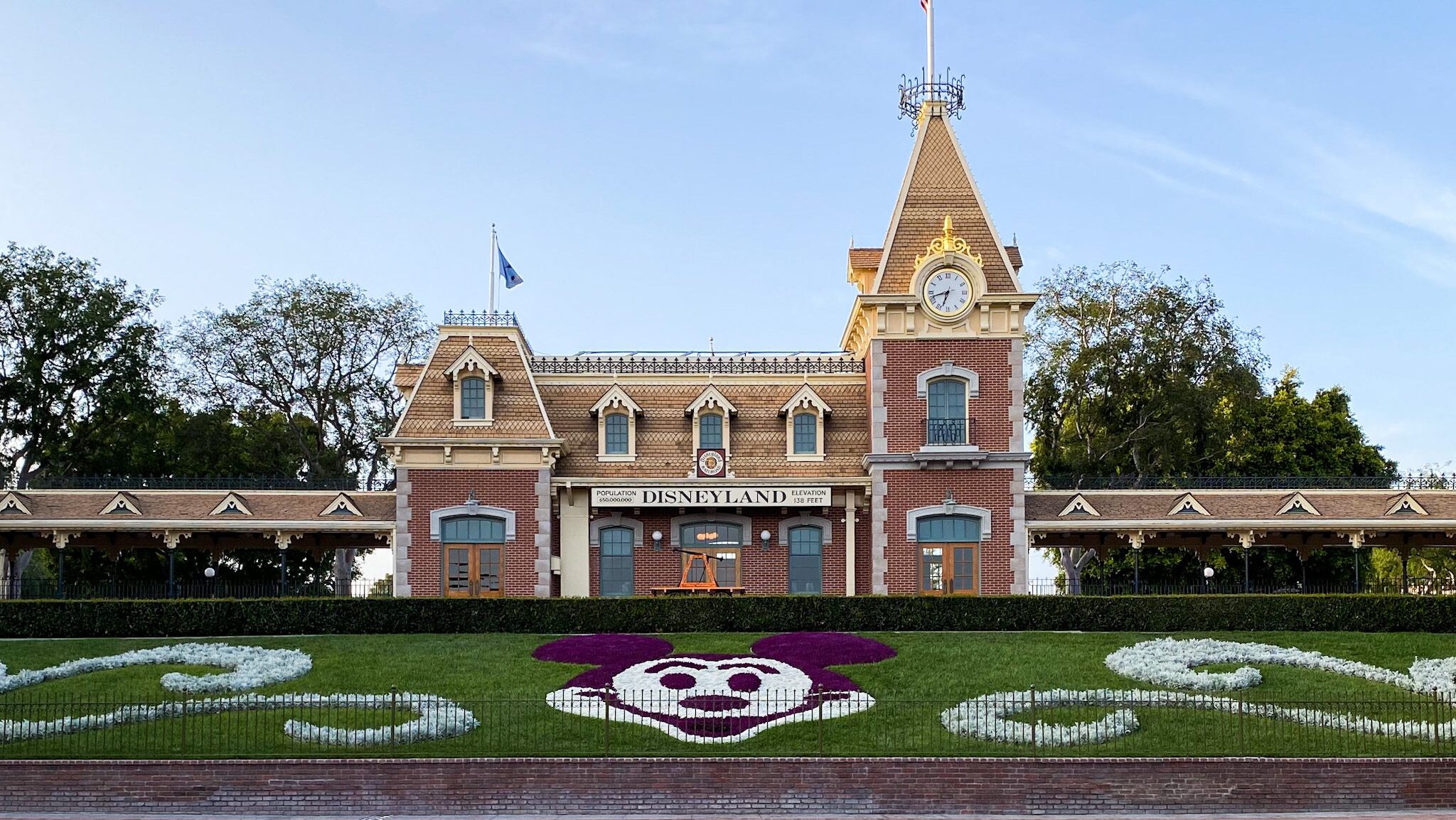 Theme Park News: Disneyland is 70 years old and made his debut on the new animatronic show by Walt Disney